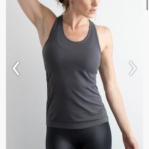NWT PEACH seamless gray tank top. Large
